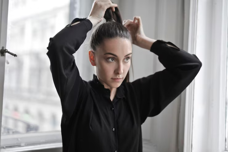 Messy Top Knot 2025: The Trendy Hairstyle You Need to Try